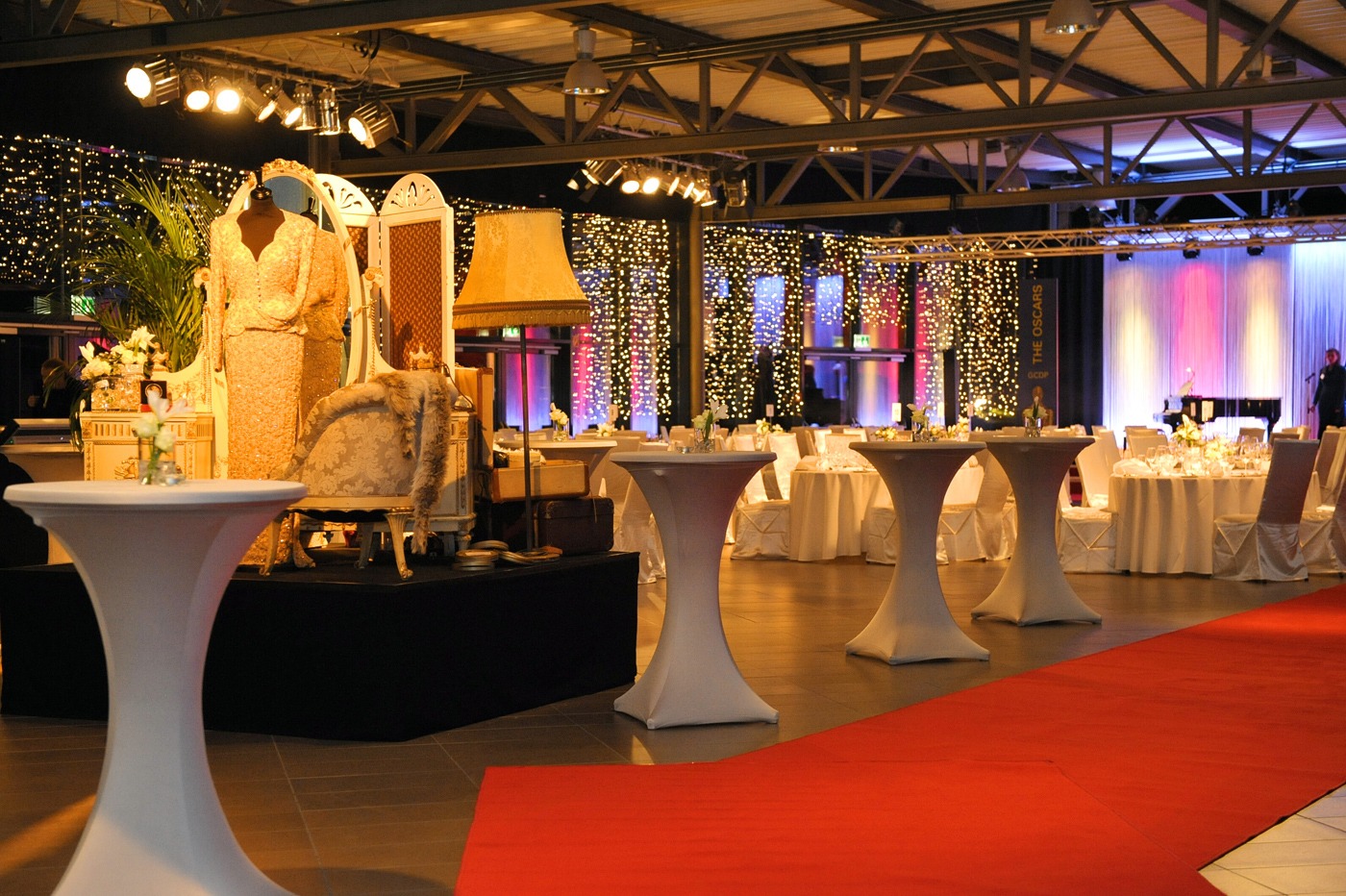 Verglasten Foyer der Metropolis Halle bei einer Abendveranstaltung