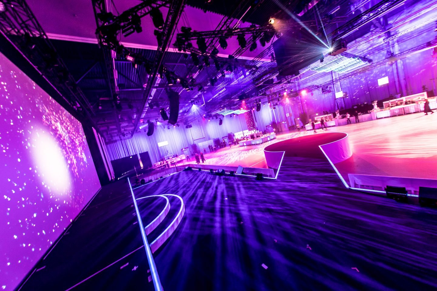Bühne mit Party-Beleuchtung in der Metropolis Halle Potsdam