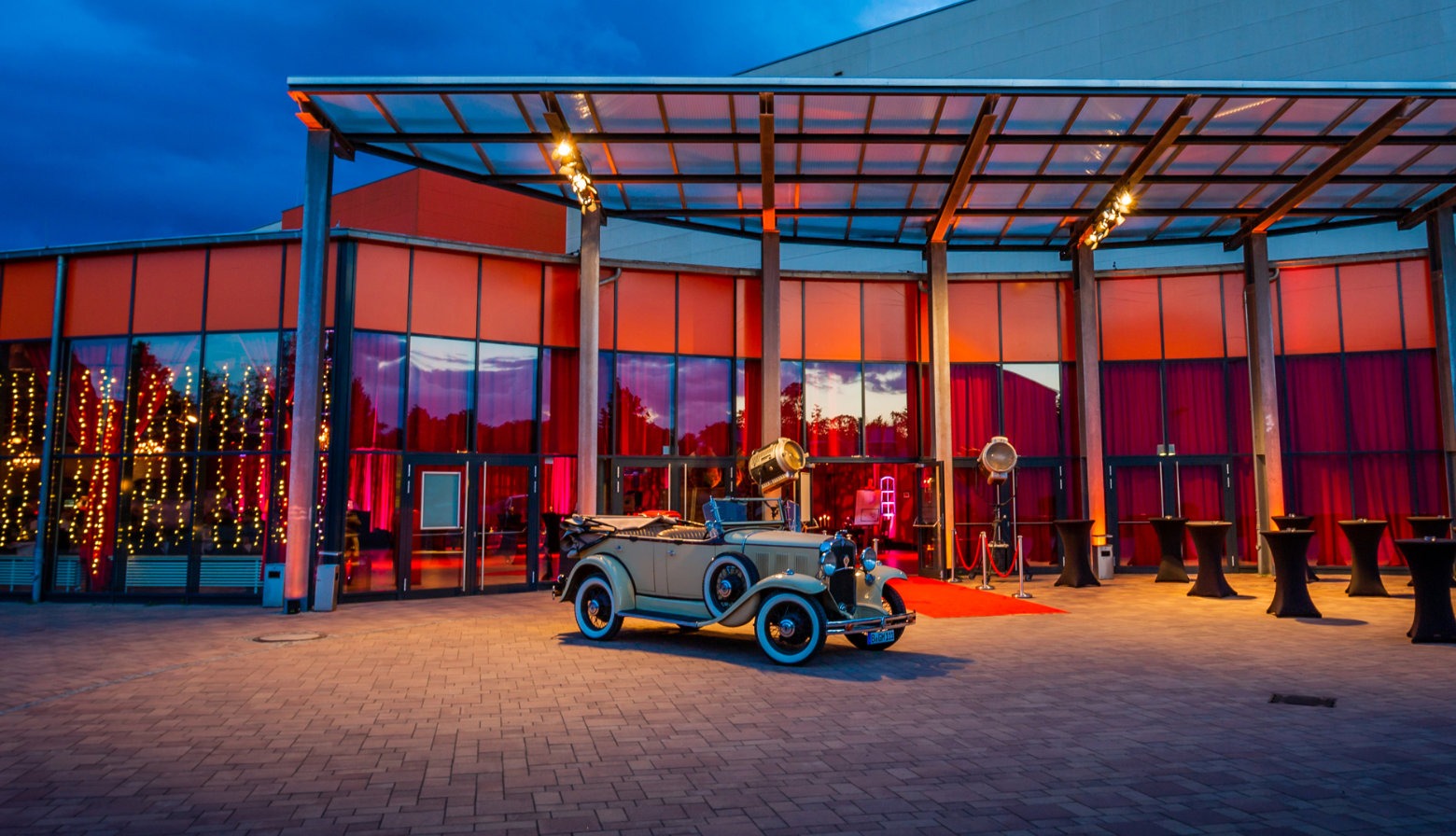 Veranstaltung in der Metropolis Hallse mit Decken-Dekoration
