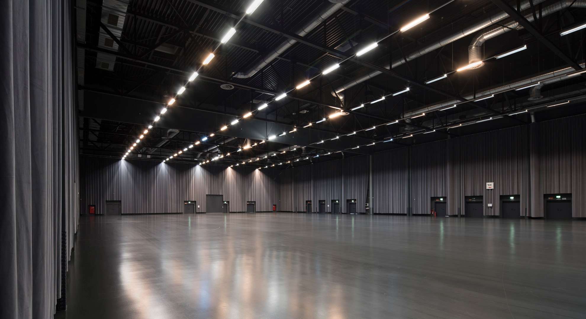 Veranstaltung in der Metropolis Hallse mit Decken-Dekoration